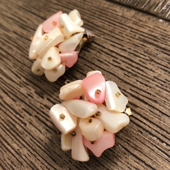 Vintage JAPAN Clip Earrings Ivory Mother of Pearl - Picture 5 of 14